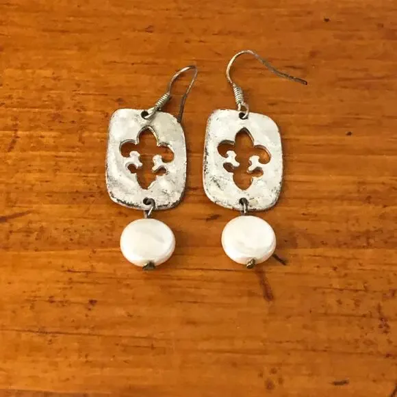 Silver Tone Fleur De Lis Dangle Earrings White Shell Bead Rectangular Drop Boho - Picture 6 of 6